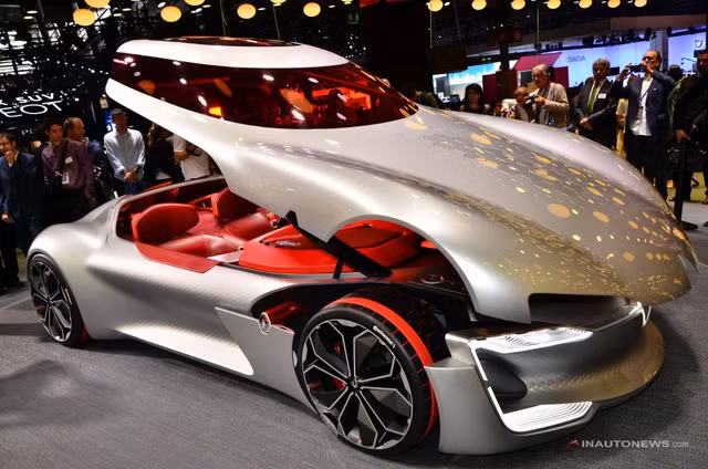 Đặc biệt, Renault Trezor Concept không được trang bị cửa như thông thường. Thay vào đó, phần nóc và kính chắn gió lại nối liền thành một khối với nắp capô. Khi khối này nâng lên cao, người lái có thể ngồi vào bên trong Renault Trezor Concept.