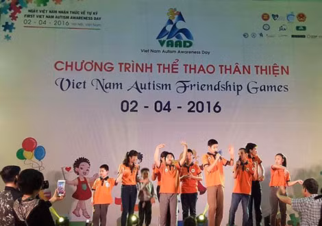 Các con tham gia văn nghệ. Các con tham gia văn nghệ.