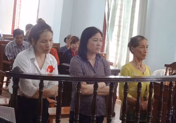 Nguyễn Thị Thùy Trang, Phạm Thị Hạnh và Võ Thị Bèo tại phiên tòa ngày 9-6. Nguyễn Thị Thùy Trang, Phạm Thị Hạnh và Võ Thị Bèo tại phiên tòa ngày 9-6.