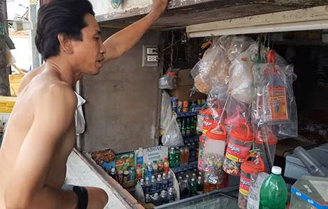Khách mua hàng tại 1 tiệm tạp hóa.