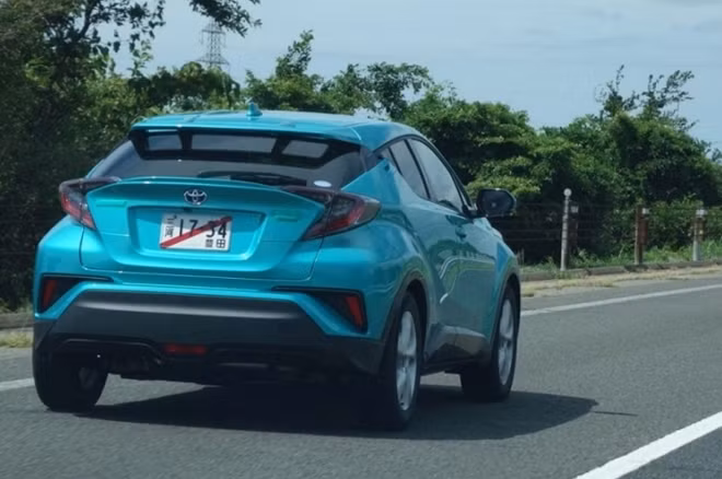 Toyota C-HR bị phát hiện trên đường chạy thử.
