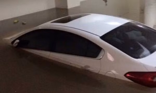 Xe bị ngập nước trong tầm hầm một chung cư tại Hà Nội.