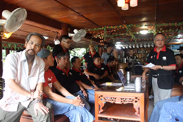 Nhà văn Như Phong (bìa phải) tại phim trường Phim “Bí mật tam giác vàng”. Nhà văn Như Phong (bìa phải) tại phim trường Phim “Bí mật tam giác vàng”.