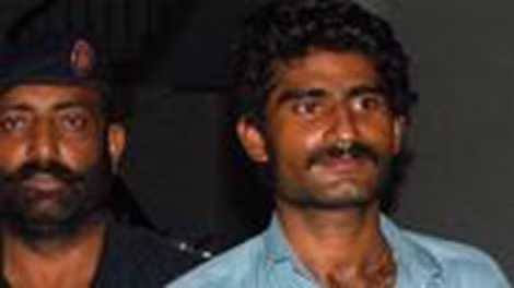 Muhammad Waseem (phải), hung thủ giết chết Baloch.