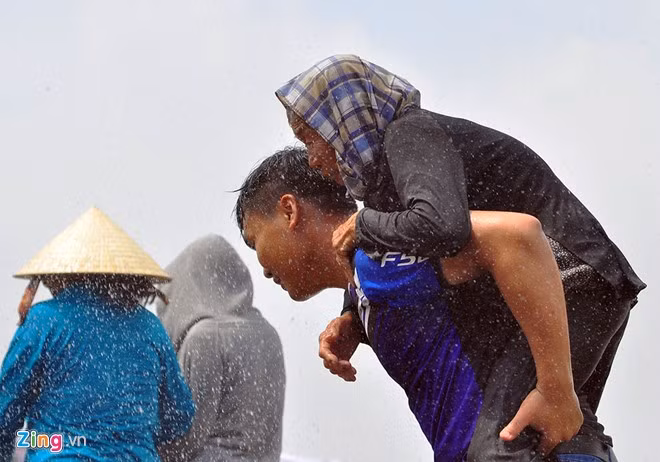 Trước sự tác động của thiên tai, người dân được di chuyển bằng mọi cách đến nơi an toàn. Trong đó, các cụ già, trẻ em được thanh niên dẫn dắt, cõng đi lánh nạn. Trước sự tác động của thiên tai, người dân được di chuyển bằng mọi cách đến nơi an toàn. Trong đó, các cụ già, trẻ em được thanh niên dẫn dắt, cõng đi lánh nạn.
