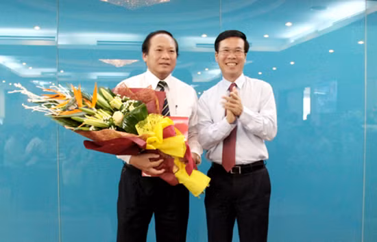 Đồng chí Võ Văn Thưởng, Ủy viên Bộ Chính trị, Trưởng Ban Tuyên giáo Trung ương trao quyết định phân công đồng chí Trương Minh Tuấn kiêm giữ chức Phó Trưởng ban Tuyên giáo Trung ương.