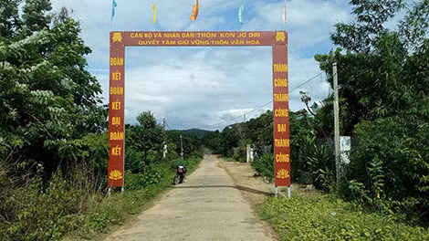 Đường vào làng Kon Jơ Dri.