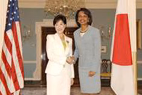 Yuriko Koike (được mệnh danh “Condi Rice của Nhật Bản”) bắt tay nữ Ngoại trưởng Mỹ Condoleezza Rice vào tháng 8-2007.