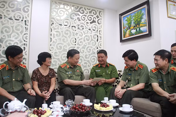 Bộ trưởng Tô Lâm đến thăm và tặng quà gia đình thương binh Đặng Việt Quảng.