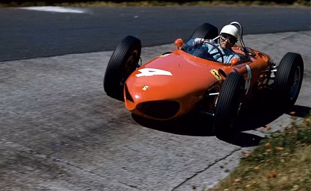 Ferrari 156 hoàn toàn không gây bất ngờ khi lọt vào danh sách Xe đua đẹp nhất mọi thời đại của Car Throttle. Đầu xe gây ấn tượng mạnh với thiết kế lấy cảm hứng từ đầu cá mập.