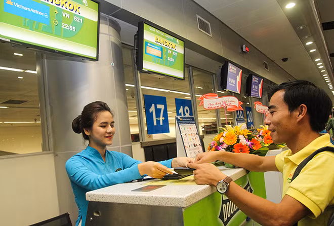 Hành khách làm thủ tục check-in cho chuyến bay đầu tiên của đường bay mới Đà Nẵng – Bangkok.