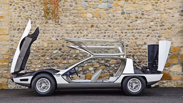 10. Marzal: Một chiếc xe Lamborghini độc đáo với bốn chỗ ngồi, cửa cắt kéo và sử dụng động cơ 6 xy-lanh thẳng hàng. Điểm khiến Marzal đi vào lịch sử của Lamborghini là thiết kế "mở tung cánh" cùng cửa kính lớn hai bên. 10. Marzal: Một chiếc xe Lamborghini độc đáo với bốn chỗ ngồi, cửa cắt kéo và sử dụng động cơ 6 xy-lanh thẳng hàng. Điểm khiến Marzal đi vào lịch sử của Lamborghini là thiết kế "mở tung cánh" cùng cửa kính lớn hai bên.