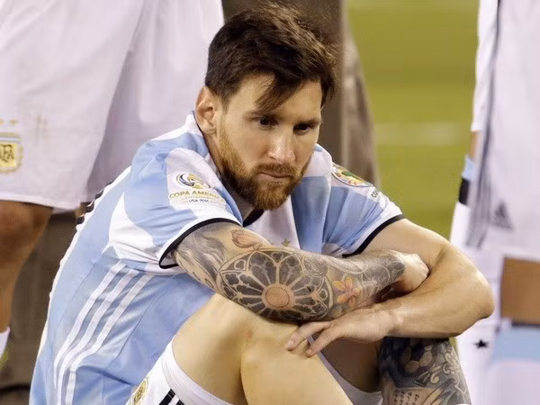 Messi đã bật khóc sau trận chung kết Copa America Centenario.