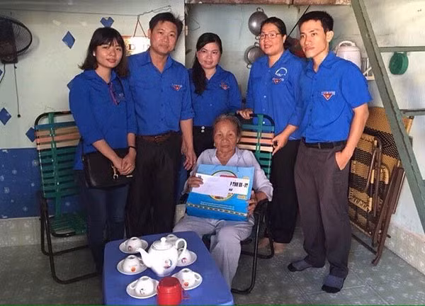 Đoàn viên thanh niên thăm và tặng quà các Bà Mẹ Việt Nam Anh hùng.