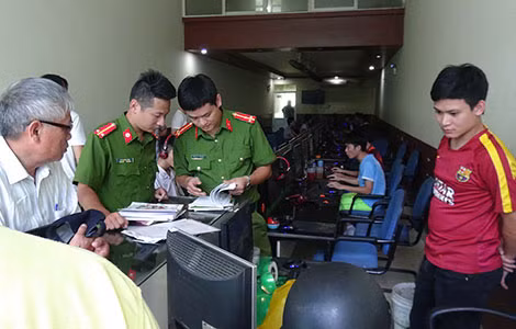 Cơ quan Công an tiến hành khám xét địa điểm tổ chức cá độ của các con bạc.