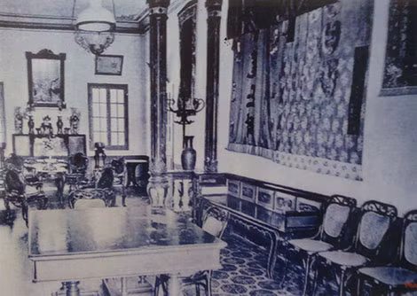 Nội thất tầng 2 - gian thờ của Hoàng A Tưởng năm 1947.