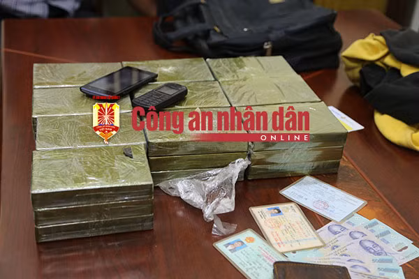30 bánh heroin tang vật.