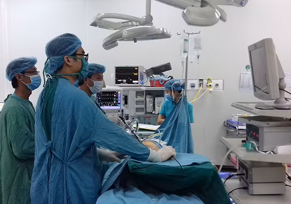Các BS Khoa Ngoại tổng hợp, BVĐK TP Cần Thơ đang phẫu thuật lấy đầu đạn nằm trong người bệnh nhân Cát trên 45 năm.