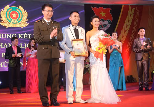Thu Huyền cùng bạn giành giải trong cuộc thi sinh viên thanh lịch của trường.