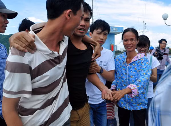 Các thuyền viên trên tàu Thành Đạt 01 may mắn được cứu sống sau khi xảy ra sự cố va chạm với tàu GUO SHUN 21. Các thuyền viên trên tàu Thành Đạt 01 may mắn được cứu sống sau khi xảy ra sự cố va chạm với tàu GUO SHUN 21.