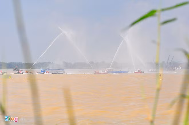 Lực lượng phòng cháy, chữa cháy và cứu hộ cứu nạn trên sông cũng tiếp cận hiện trường nổ tàu để chế ngự hỏa hoạn. Lực lượng phòng cháy, chữa cháy và cứu hộ cứu nạn trên sông cũng tiếp cận hiện trường nổ tàu để chế ngự hỏa hoạn.