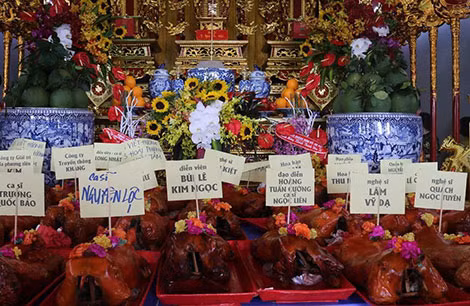 Cúng dường hoang phí như thế này là sai với truyền thống tổ nghiệp.