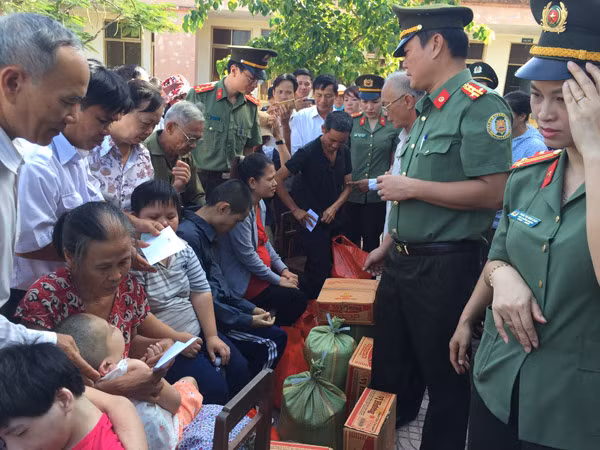 Lãnh đạo cục An ninh cửa khẩu thăm hỏi, động viên và tặng quà cho các cháu khuyết tật có hoàn cảnh đặc biệt khó khăn.