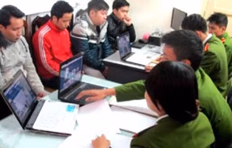 Cảnh sát công nghệ cao đấu tranh, truy tìm dấu vết tội phạm mạng.