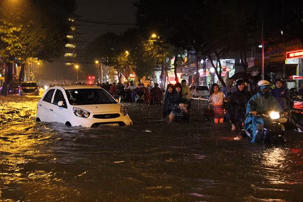 Hình ảnh mưa ngập xảy ra ngày hôm qua (26/9) tại TP Hồ Chí Minh.