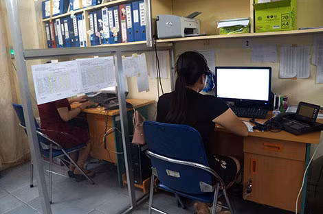 Các tư vấn viên đang trực tại đường dây.