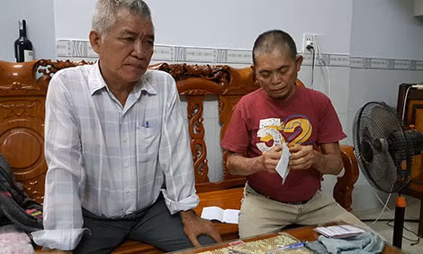 Ông Lê Văn Đạp (bên phải) hiện phải điều trị 5-6 thứ bệnh.