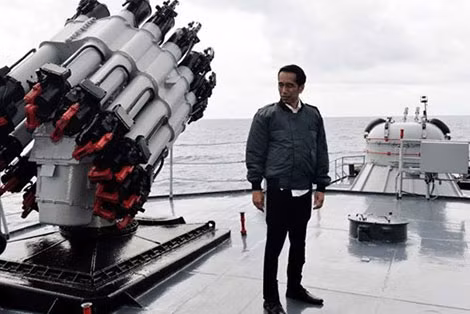 Tổng thống Indonesia Joko Widodo trên chiến hạm thăm đảo Natuna ngày 23-6.
