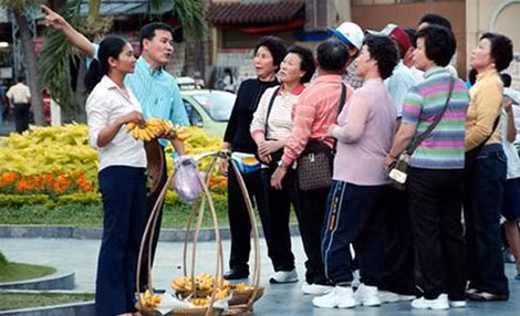 Một hướng dẫn viên du lịch “chui” người Trung Quốc yêu cầu khách chỉ nên mua hàng ở “những cửa hàng trong tour”. Một hướng dẫn viên du lịch “chui” người Trung Quốc yêu cầu khách chỉ nên mua hàng ở “những cửa hàng trong tour”.