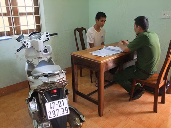 Y Niu và chiếc xe tang vật tại Công an huyện Ea Hleo.