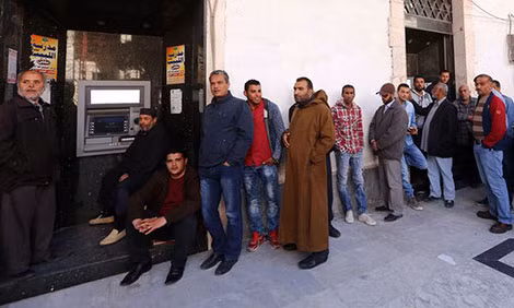 Người dân Libya phải xếp hàng khá lâu tại các máy rút tiền ATM vì thiếu tiền mặt.