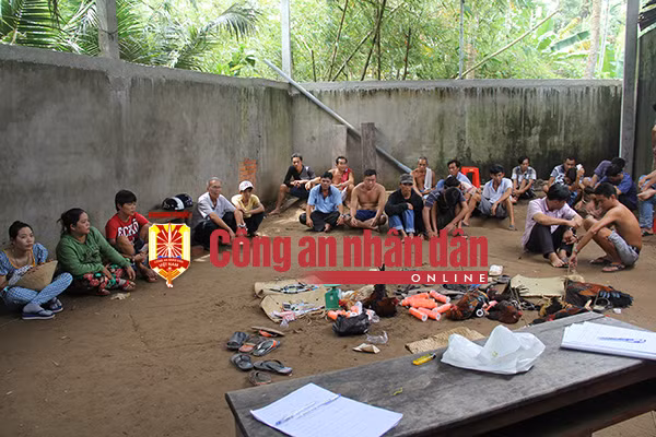 Đối tượng Đặng Quốc Phong ở trần có sẹo trên tráng trái. Đối tượng Đặng Quốc Phong ở trần có sẹo trên tráng trái.