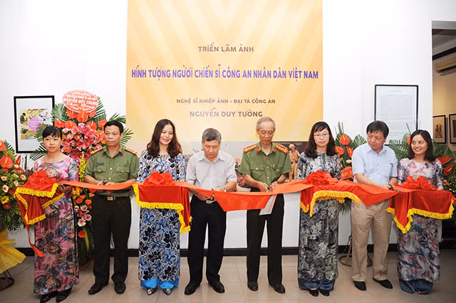 Tác giả cùng các đại biểu cắt băng khai mạc triển lãm ảnh "Hình tượng người chiến sĩ Công an nhân dân Việt Nam".