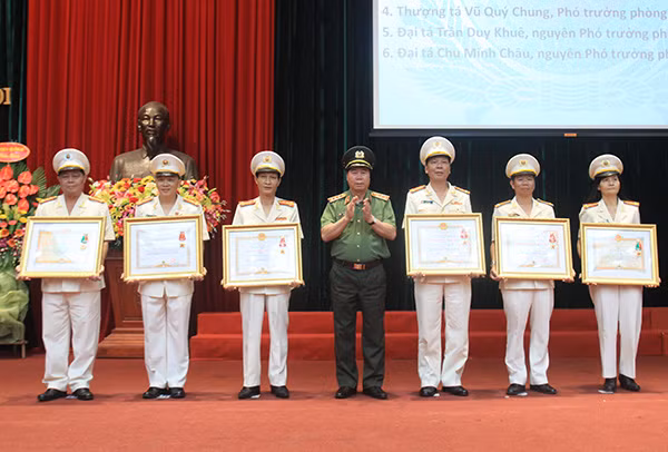 Thừa ủy quyền của Chủ tịch nước, Thứ trưởng Bùi Văn Nam trao Huân chương Bảo vệ Tổ quốc hạng Ba cho 3 tập thể và 3 cá nhân.