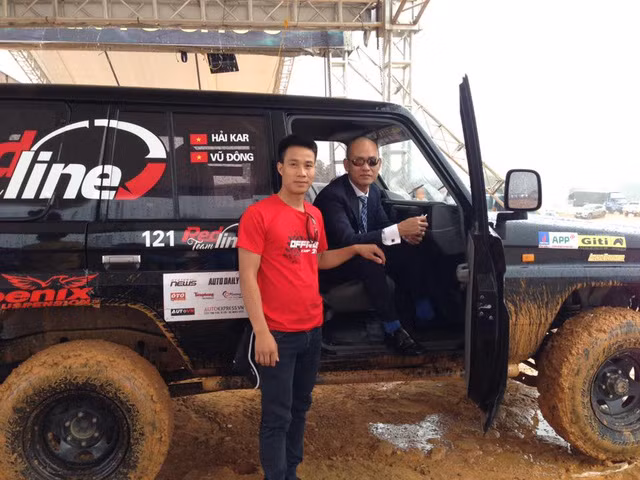 Một tay lái quyết tâm "ít nhất có giải phong cách" khi diện hẳn bộ suit đen đi offroad.