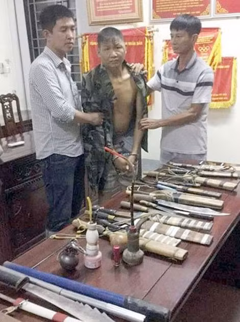 Đối tượng Vi Văn My cùng nhiều loại vũ khí y luôn mang theo để tự thủ chống lại cơ quan chức năng vây bắt.
