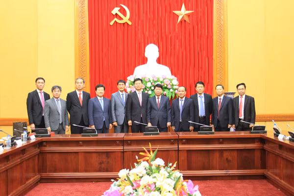 Thứ trưởng Bùi Văn Nam, ngài Choi Yun Su và các đại biểu tại buổi tiếp.