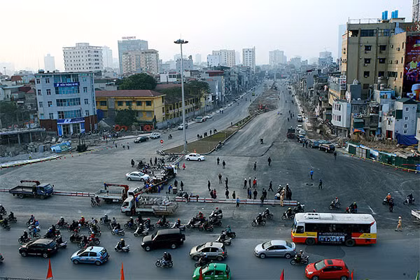 Để giảm ùn tắc giao thông, Hà Nội đang tính đến phương án giảm dần phương tiện cá nhân tiến tới cấm xe máy vào năm 2025.