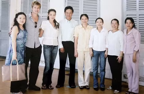 Angelina Jolie và Brad Pitt lần đầu đến Trung tâm Tam Bình năm 2006.