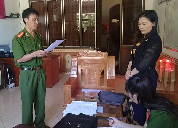 Cô giáo Lê Thị Tân bị khởi tố vì lừa đảo qua mạng.