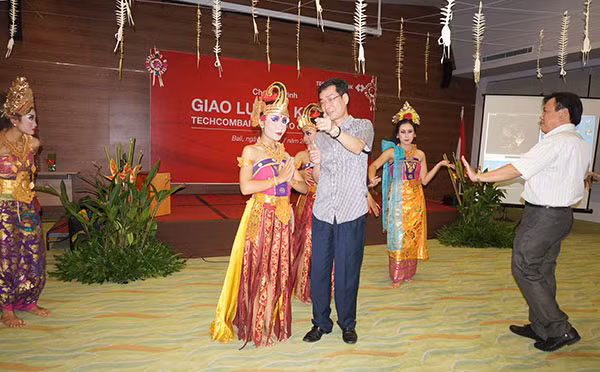 Tác giả giao lưu với các vũ công người bản địa.
