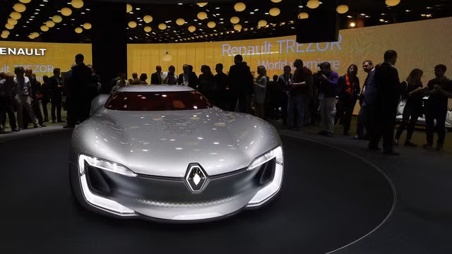 "Trái tim" của Renault Trezor Concept là hệ dẫn động lấy từ xe đua Formula E. Hệ dẫn động này tạo ra công suất tối đa 350 mã lực và mô-men xoắn cực đại 380 Nm. Sức mạnh được truyền tới cầu sau, cho phép Renault Trezor Concept tăng tốc từ 0-100 km/h trong thời gian dưới 4 giây.