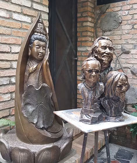 Bộ ba tượng: nhạc sĩ Văn Cao, nhà thơ Bùi Giáng và nhạc sĩ Trịnh Công Sơn bên tượng Phật Quan Âm.