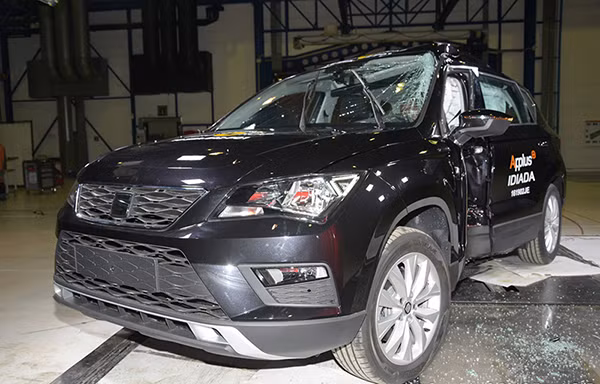 Seat Ateca 2016 sau tác động trước và tác động bên.