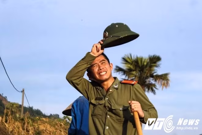 Không ngại nắng nóng, những chiến sĩ trẻ vẫn miệt mài giúp đỡ người dân.