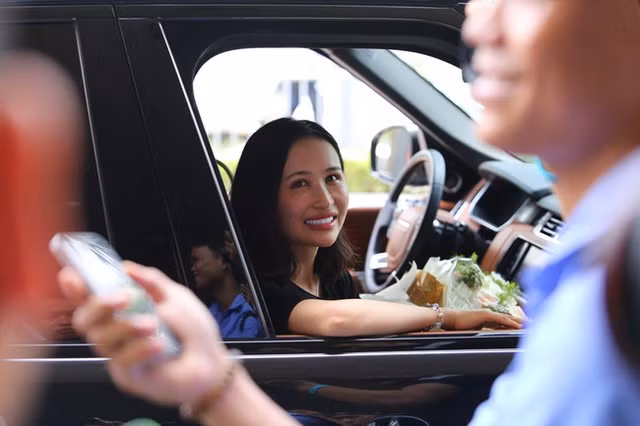 Mina cười tươi khi ngồi trong chiếc Land Rover.